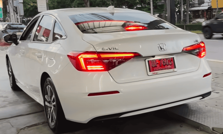 Lampu Belakang (Taillights)